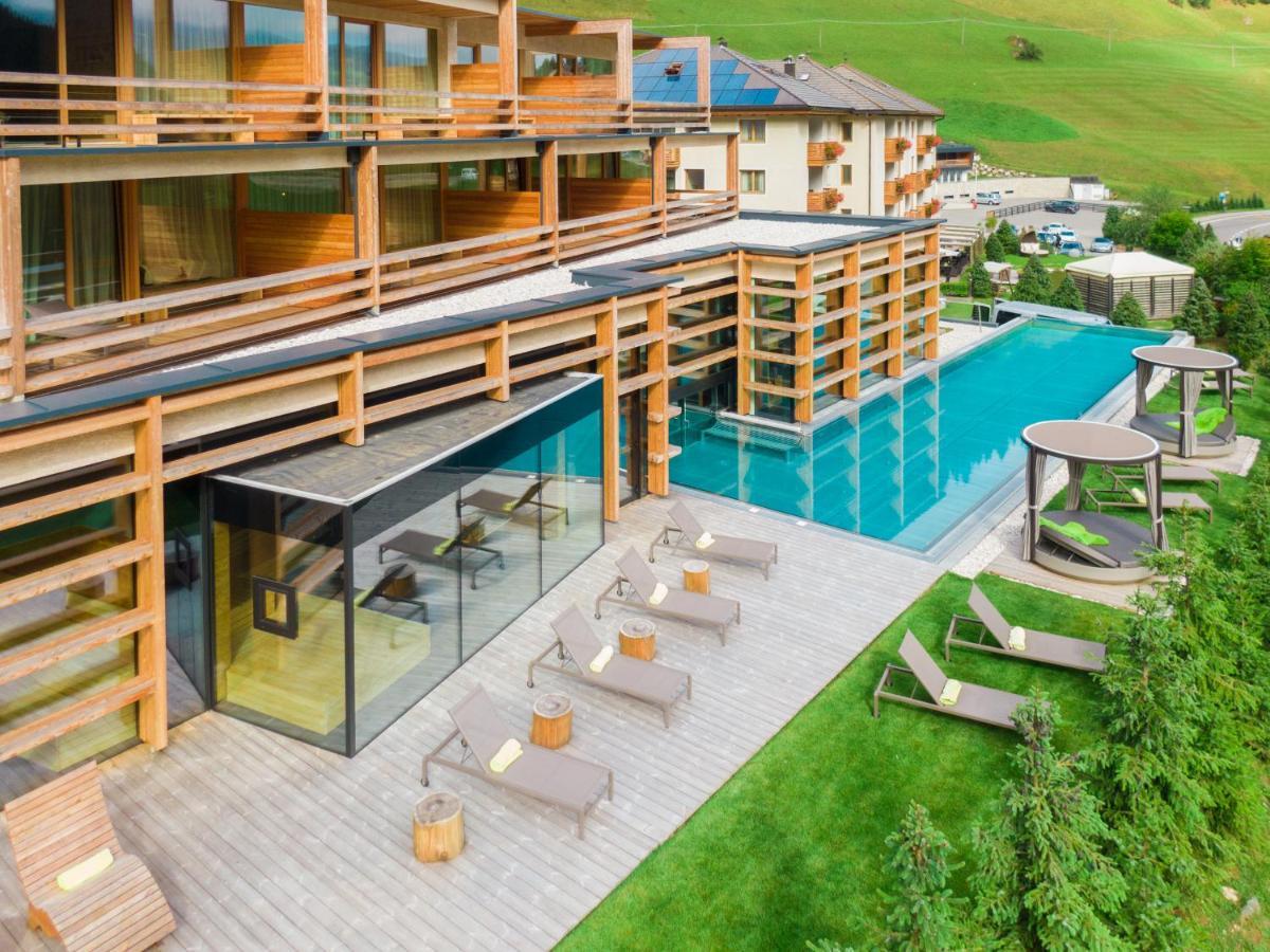 Hotel Cristallo - Wellness Mountain Living Badia  Extérieur photo